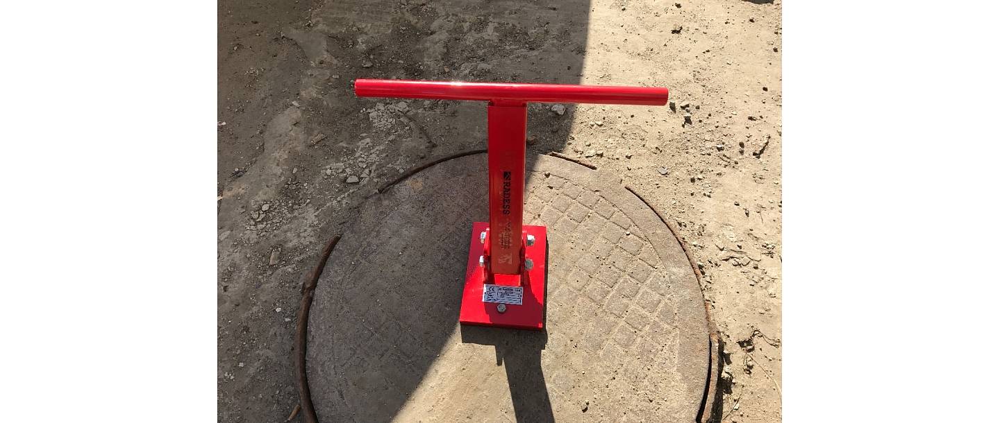 Manhole cover lifting magnet