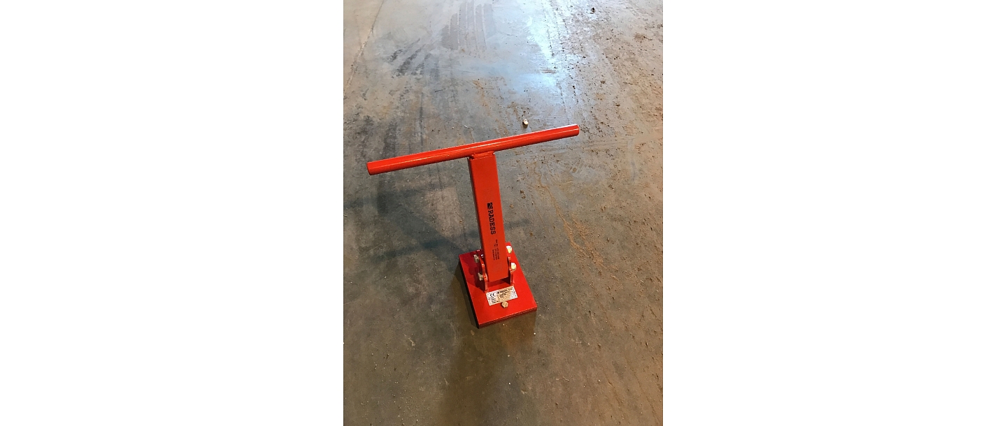 Manhole cover lifting magnet