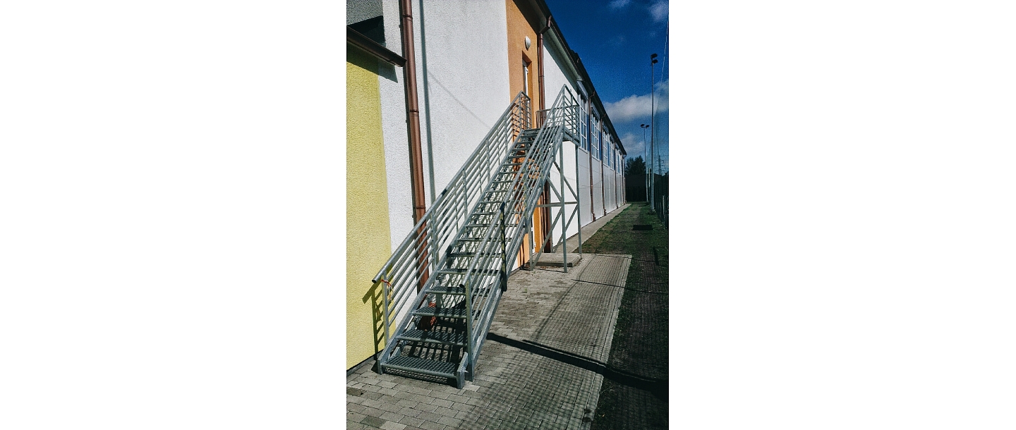 Оцинкованные лестницы с поручнями для спортивного комплекса Марупской средней школы