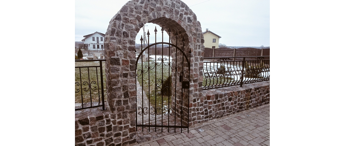 Садовая ограда с воротами и аркой для частного дома в окрестностях Балдонеса