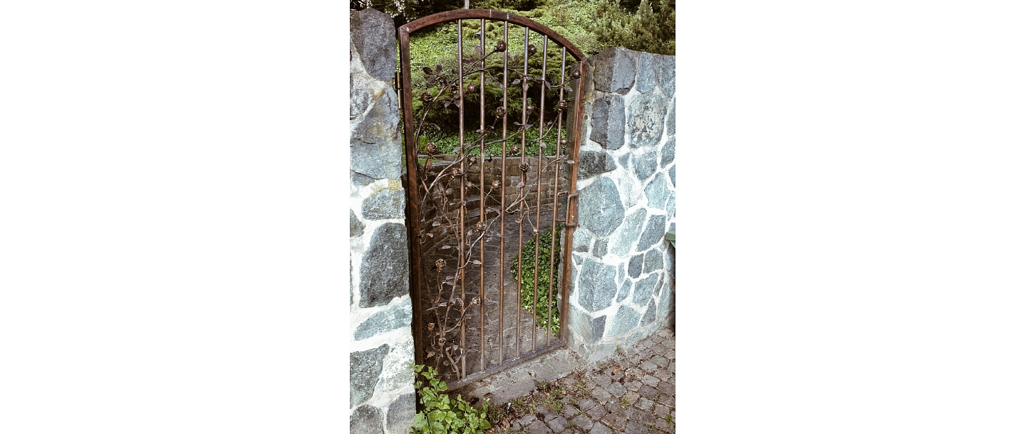 Copper garden gate with roses and snakes for a private house in Germany