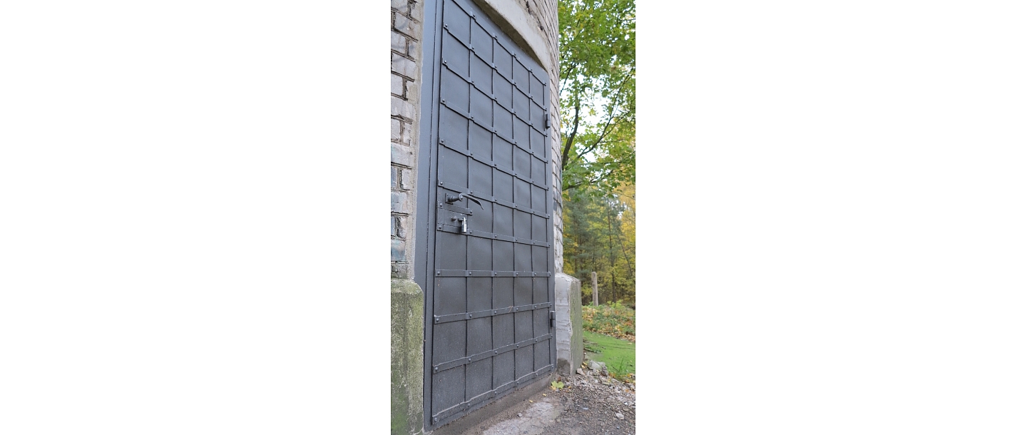Металлическая дверь с камнями и заклепками для реконструкции водонапорной башни в Вецмилграви( 2-я версия)