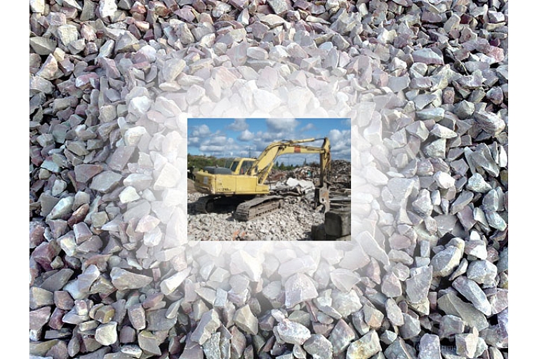 Chain excavator with bucket