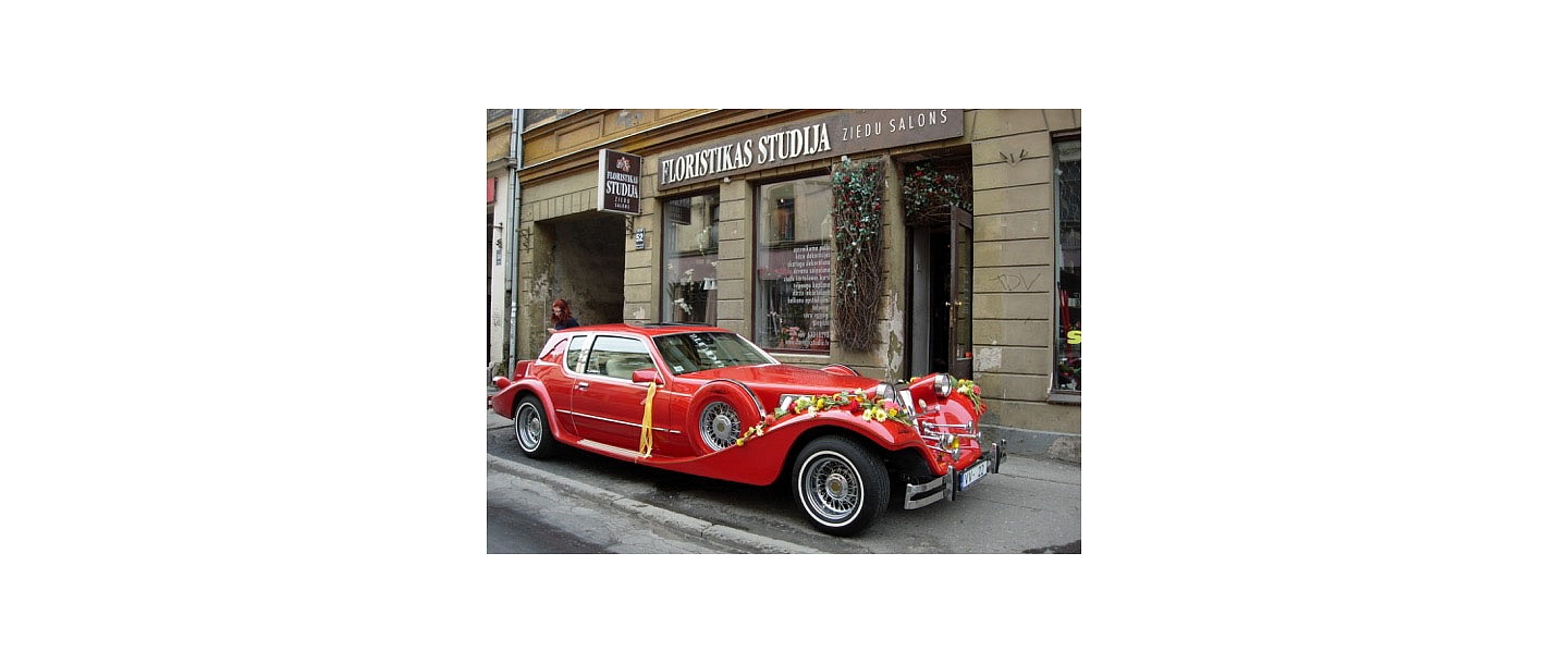 Kāzu auto izrotāšana ar ziediem