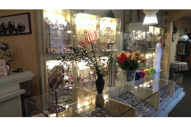 Souvenirs, gifts