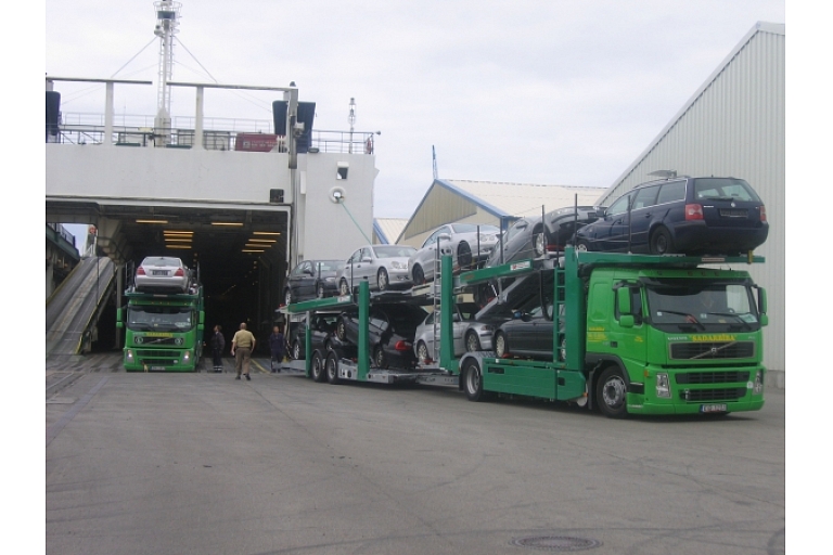 Automašīnu transportēšana ar autovedēju