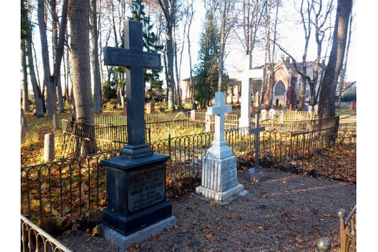Надгробные памятники в Цесисе, В Валмере