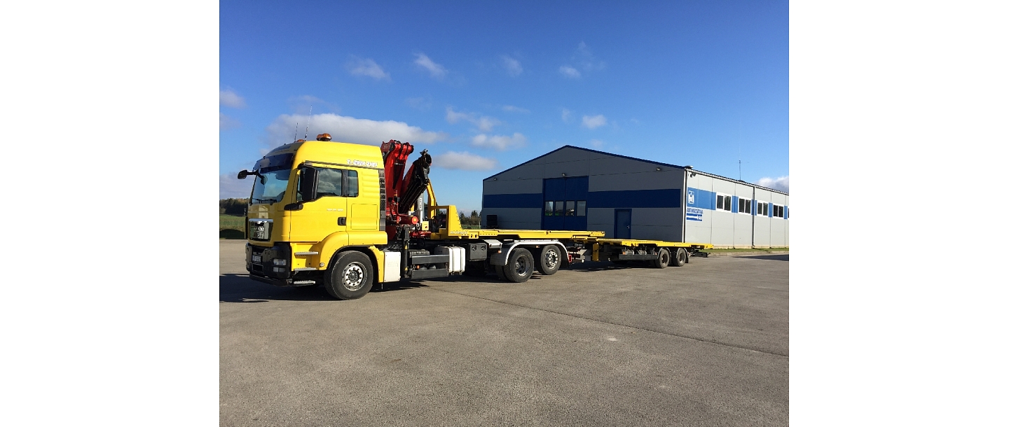 Truck with manipulator