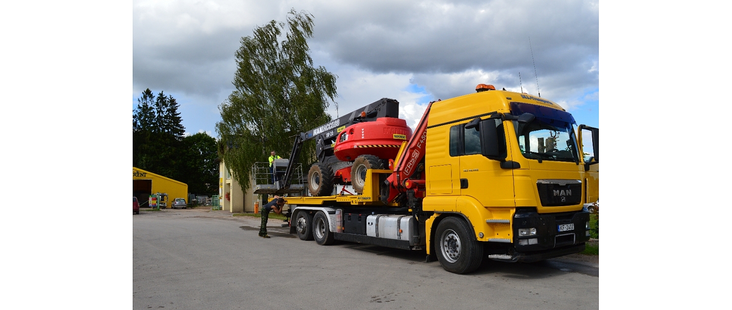 Truck with manipulator