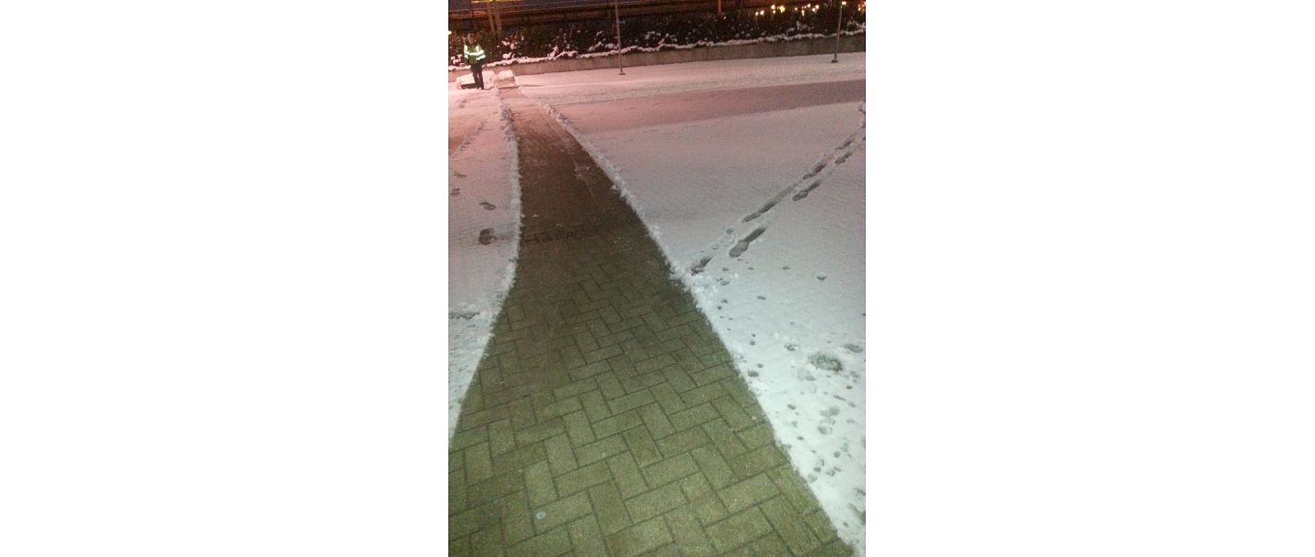Trotuāru tīrīšana no sniega, eko sāls kaisīšana.