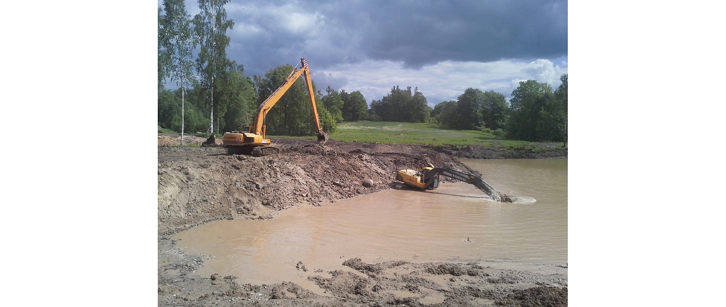 Pond construction excavators MTE