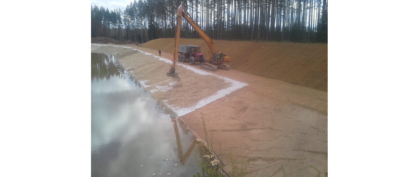 Coastal slope reservoir construction
