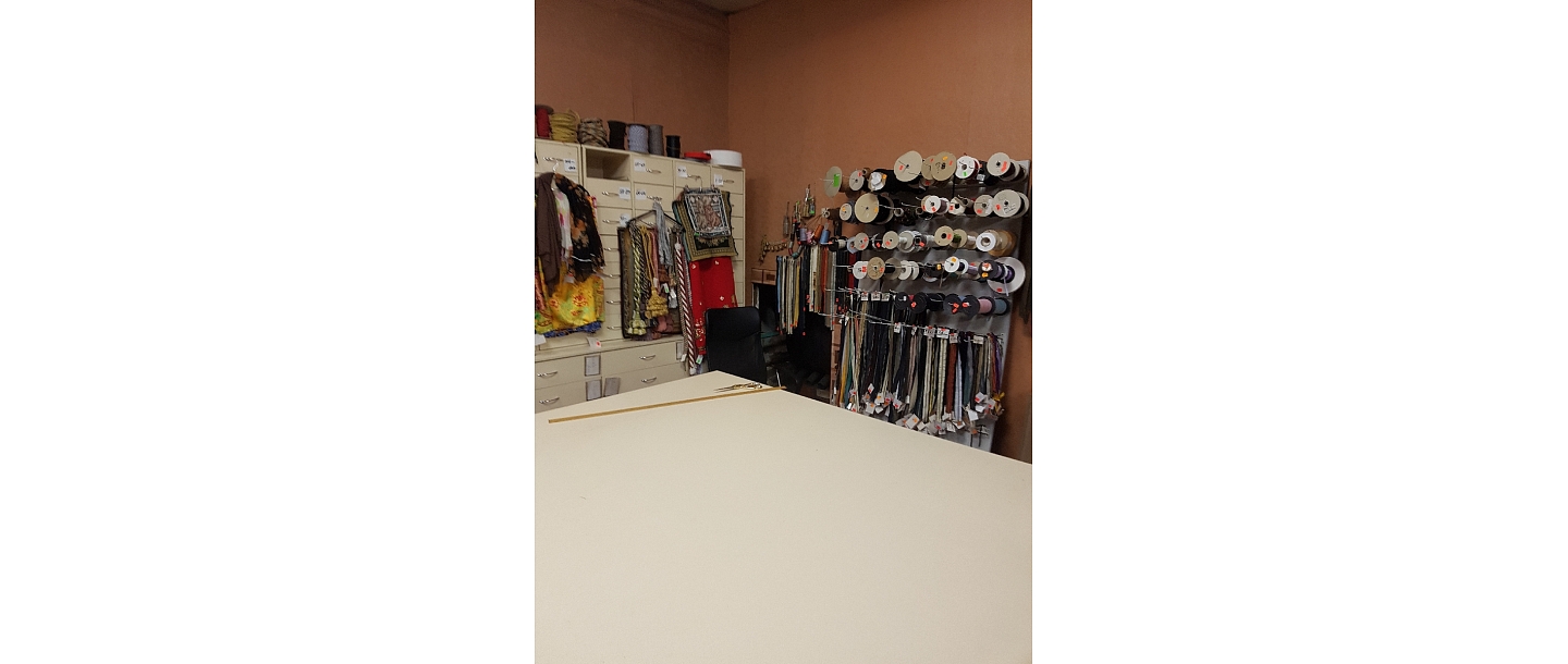 Ткани, галантерея, швейные принадлежности, продажа аксессуаров для одежды в центре Риги.
