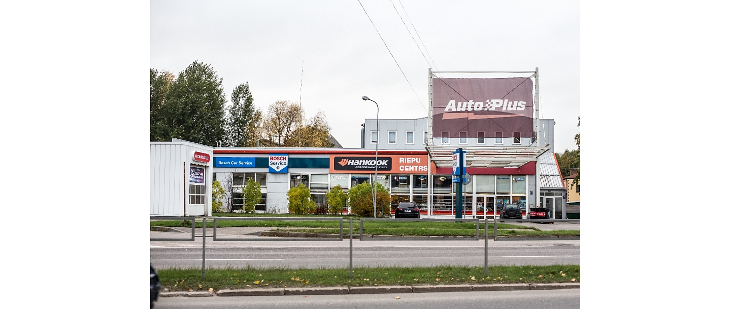 Auto plus, Магазин и автосервис
