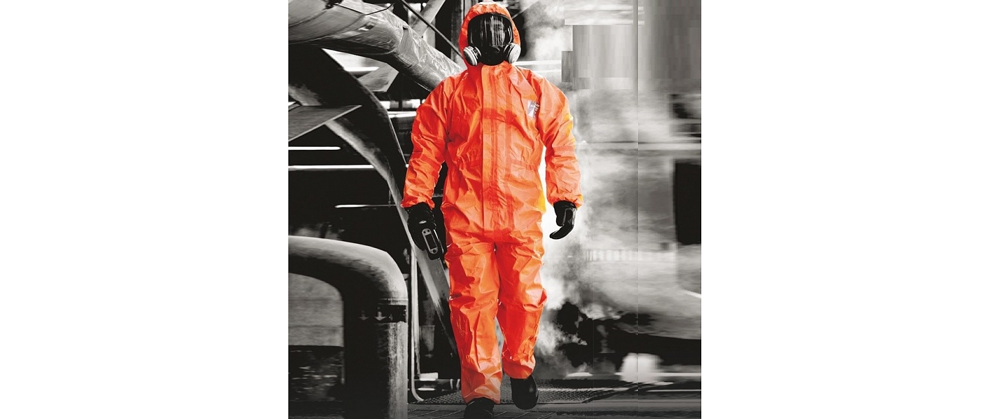 Workwear for protection against chemicals