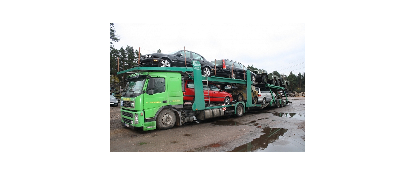 Automašīnu transportēšana ar treileriem