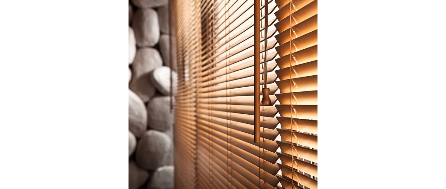 Horizontal wood blinds