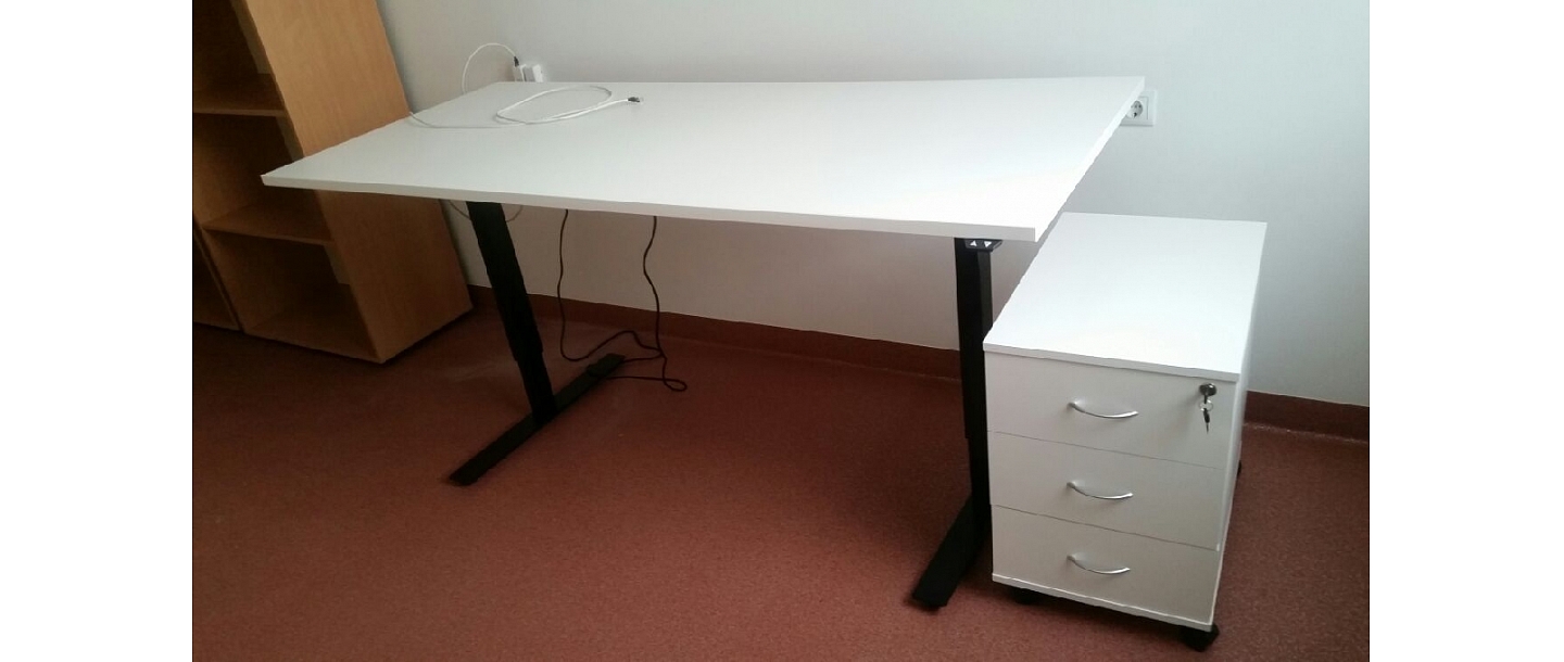 Electrically adjustable table