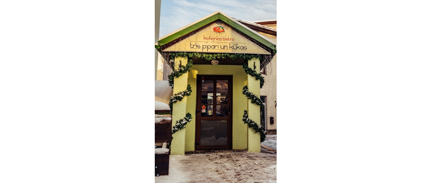 Three peppers and cakes, entrance