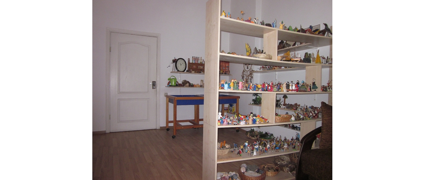 Sand therapy cabinet