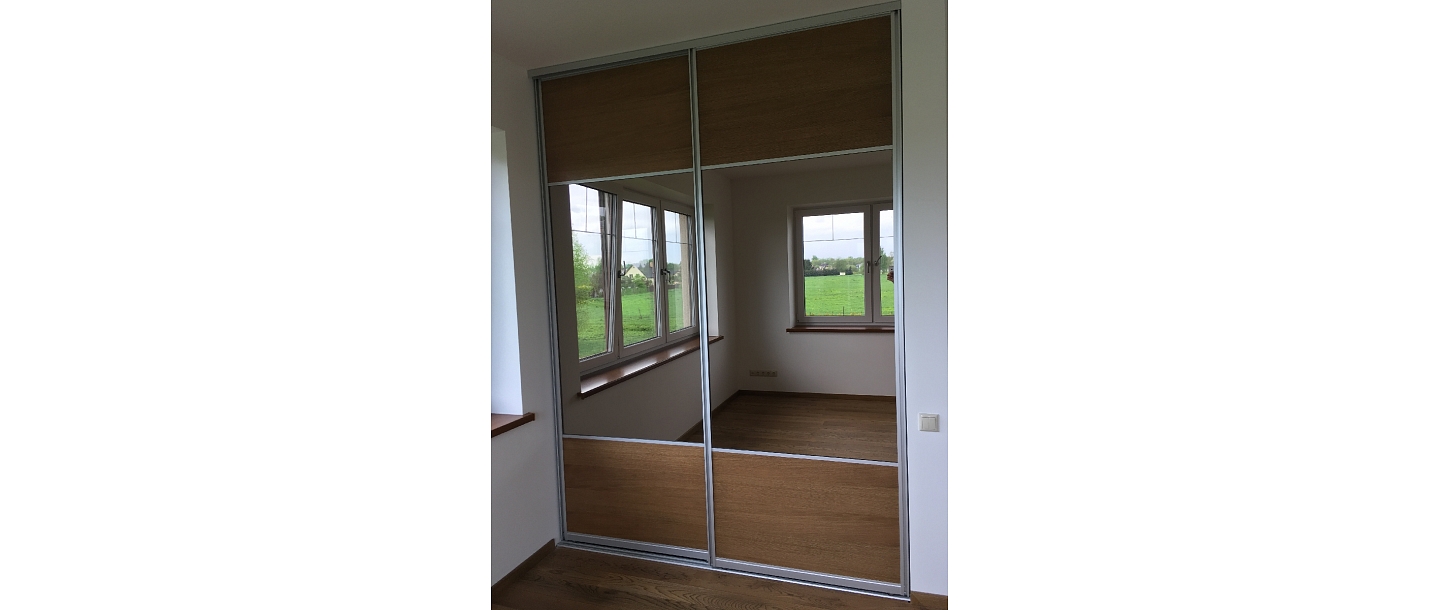 Built-in wardrobe with sliding doors