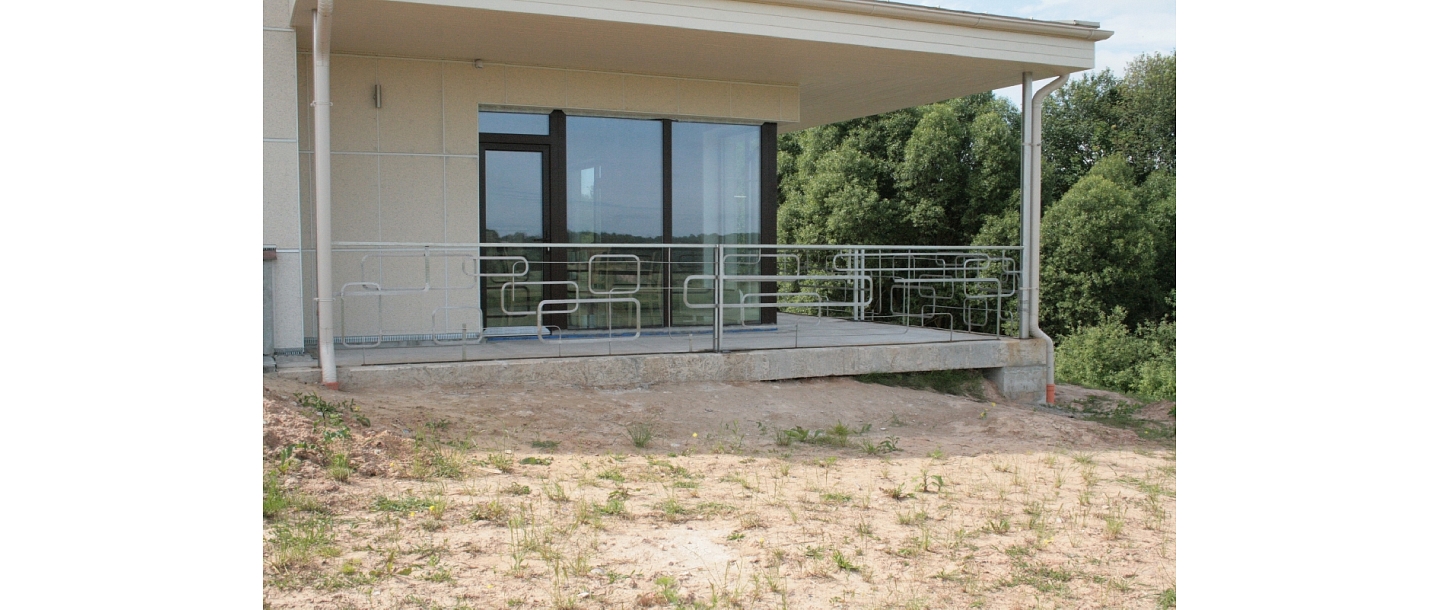 металлические перила, ограждения