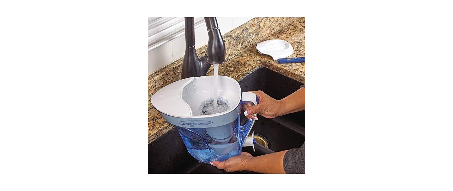 ZeroWater filtrēšanas krūze uzpildes procesā