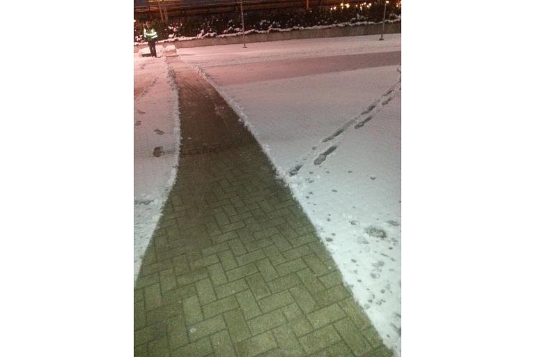 Очистка тротуаров от снега,