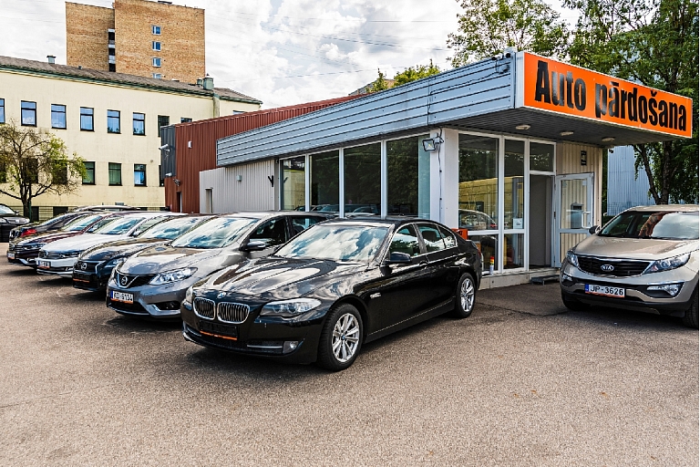 Car sale, SIXT used car lot