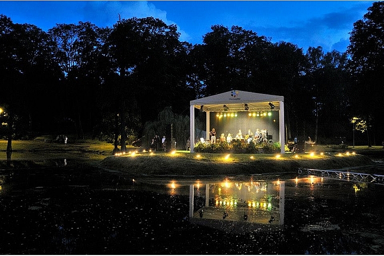 RJK. Stage, lighting equipment, sound equipment. Arcadia Park.