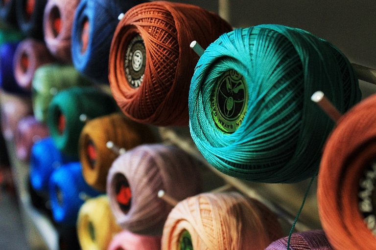 Threads and yarns, shop Button