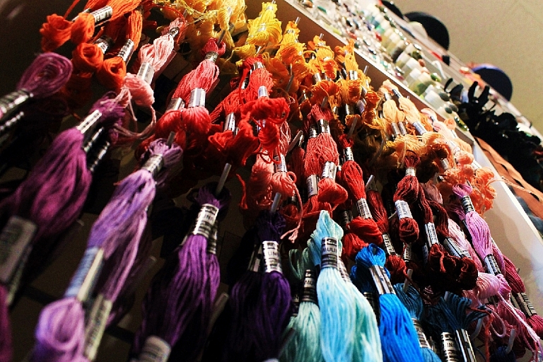 Threads and yarns, shop Button