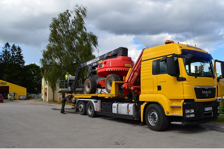 Truck with manipulator