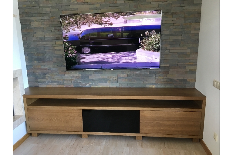 TV plaukts ar atvilktnēm