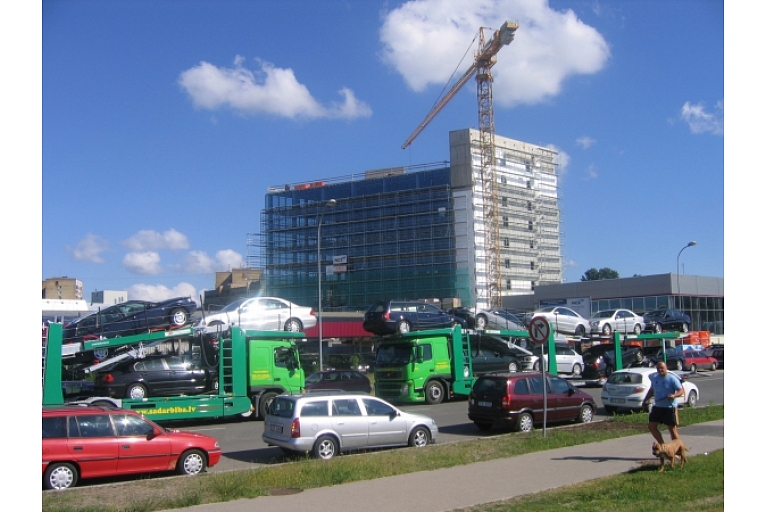 Vieglo auto transportēšana