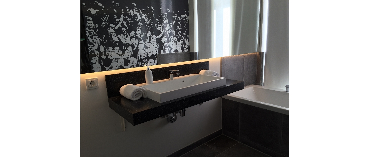 Поверхность ванной комнаты с раковиной из материалов Corian® и Meganite®