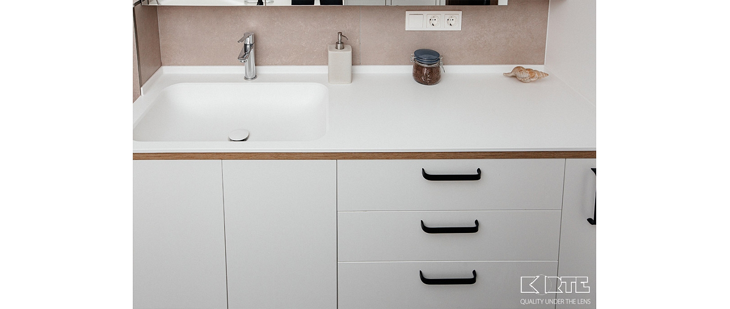 Bathroom surface with sink made of Corian ® artificial stone