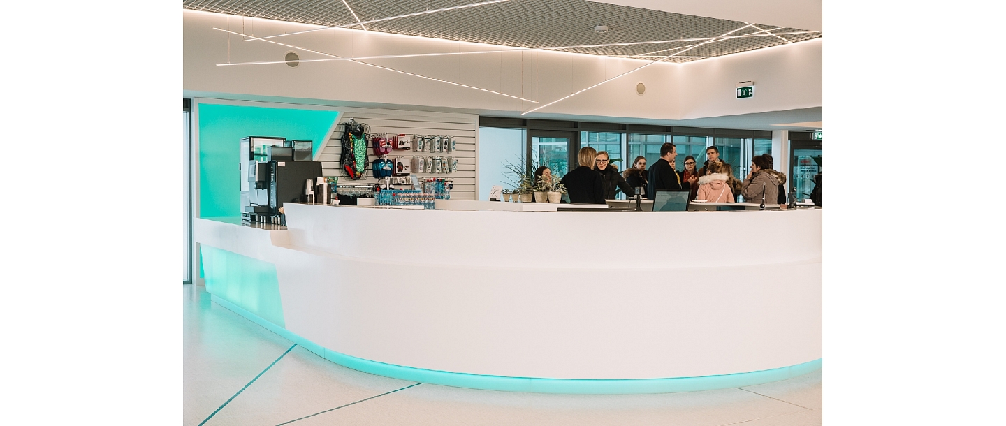 Информационная стойка из материала Corian®