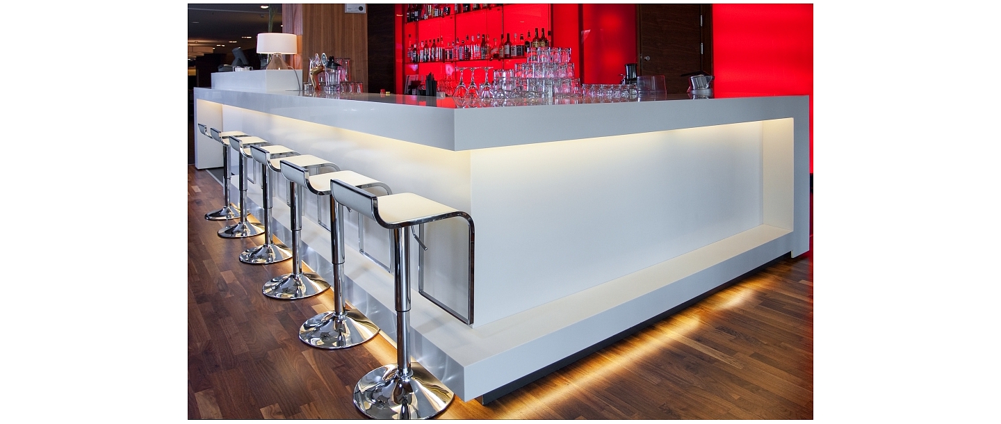 Барная стойка из искусственного камня Corian®
