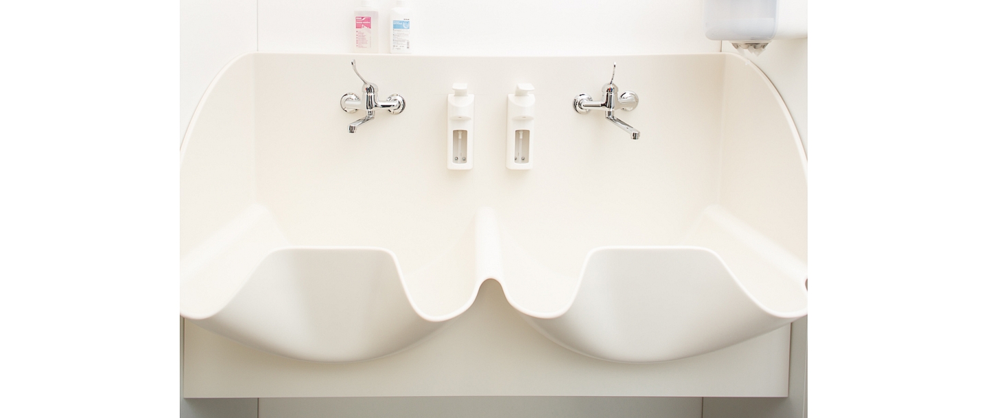 Ķirurģiskā izlietne ar divām stacijām no Corian ® materiāla
