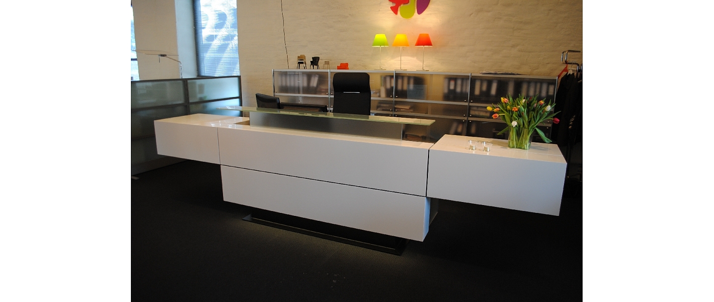 Рабочий стол из искусственного камня