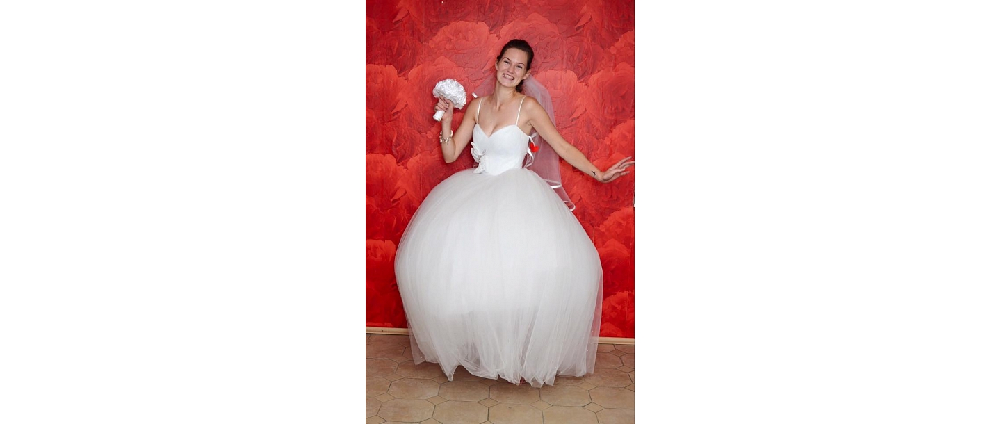 Sale of wedding dresses, rental, designer and sewing services