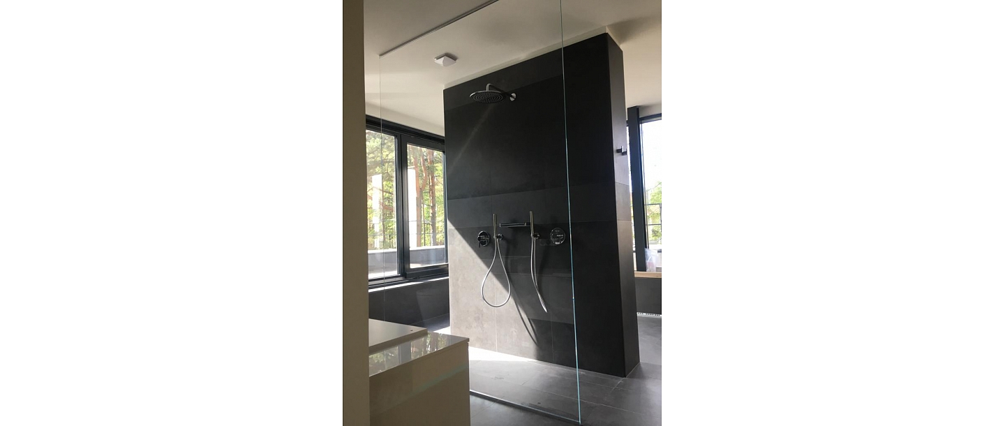 Glass shower partitions