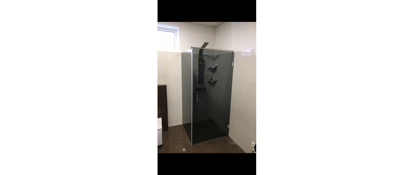 Custom-made shower enclosure