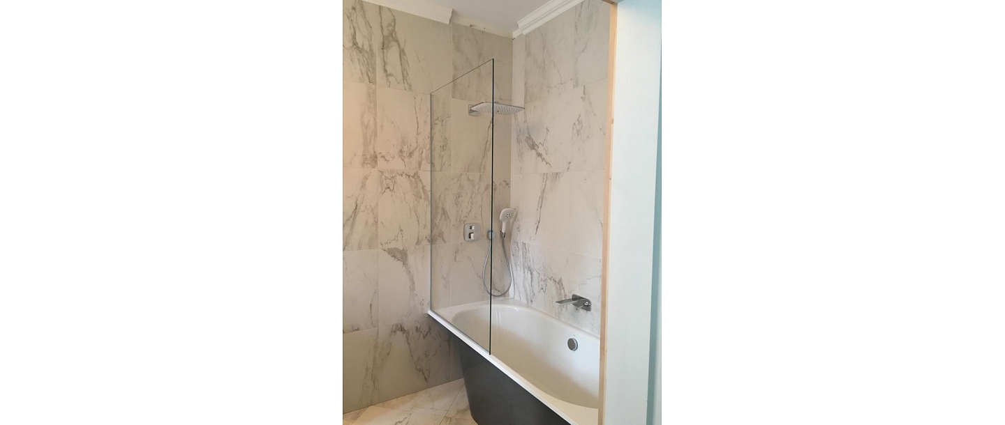 Glass partitions for the bathroom