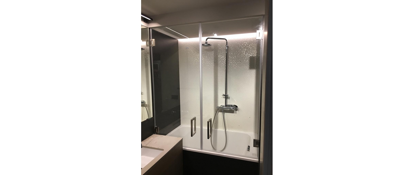 Glass doors for shower cabins