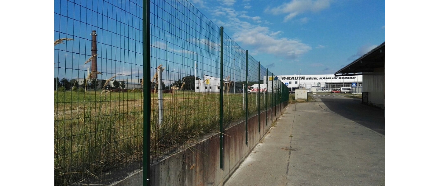 Welded fence on a concrete retaining wall