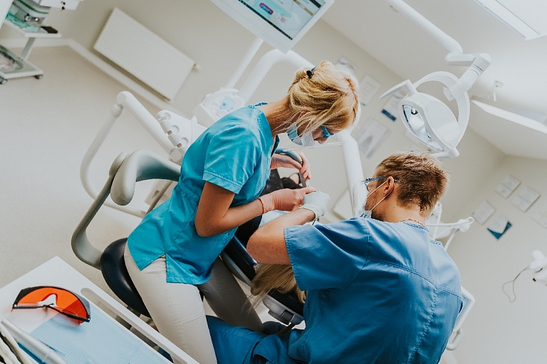 Zobu protezēšana inovatīvajā zobārstniecības klīnikā Rīgā