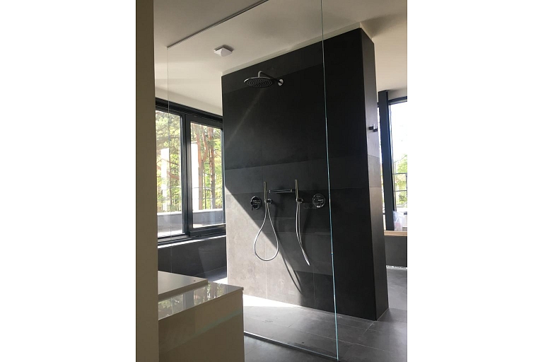 Glass shower partitions