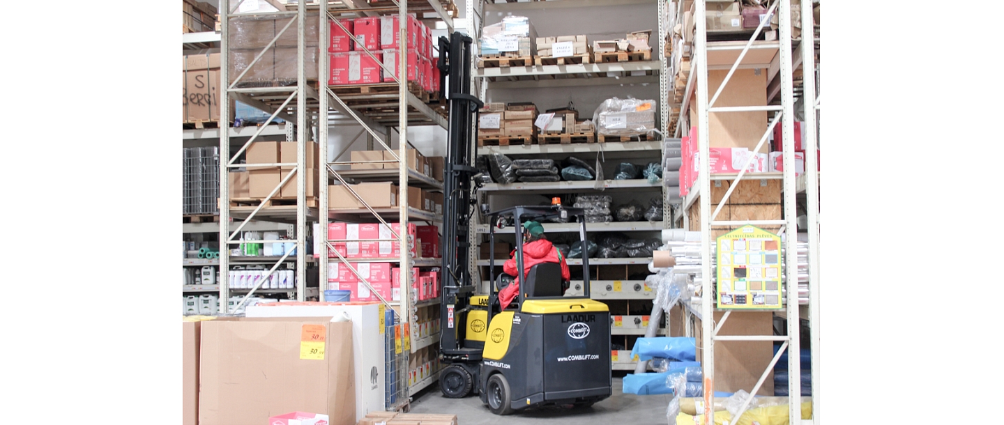 Iekrāvēji ar pagriežamu mastu